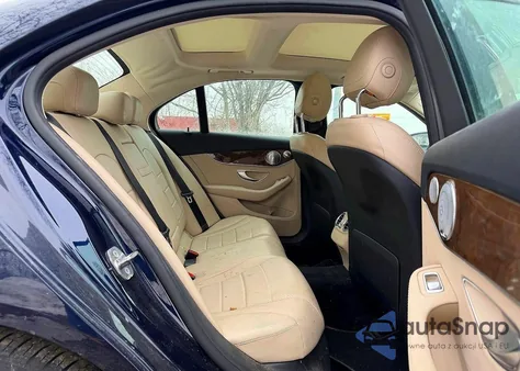 2017 Mercedes-Benz C 300 4Matic z USA, uszkodzony, nr VIN 55SWF4KBXHU206954